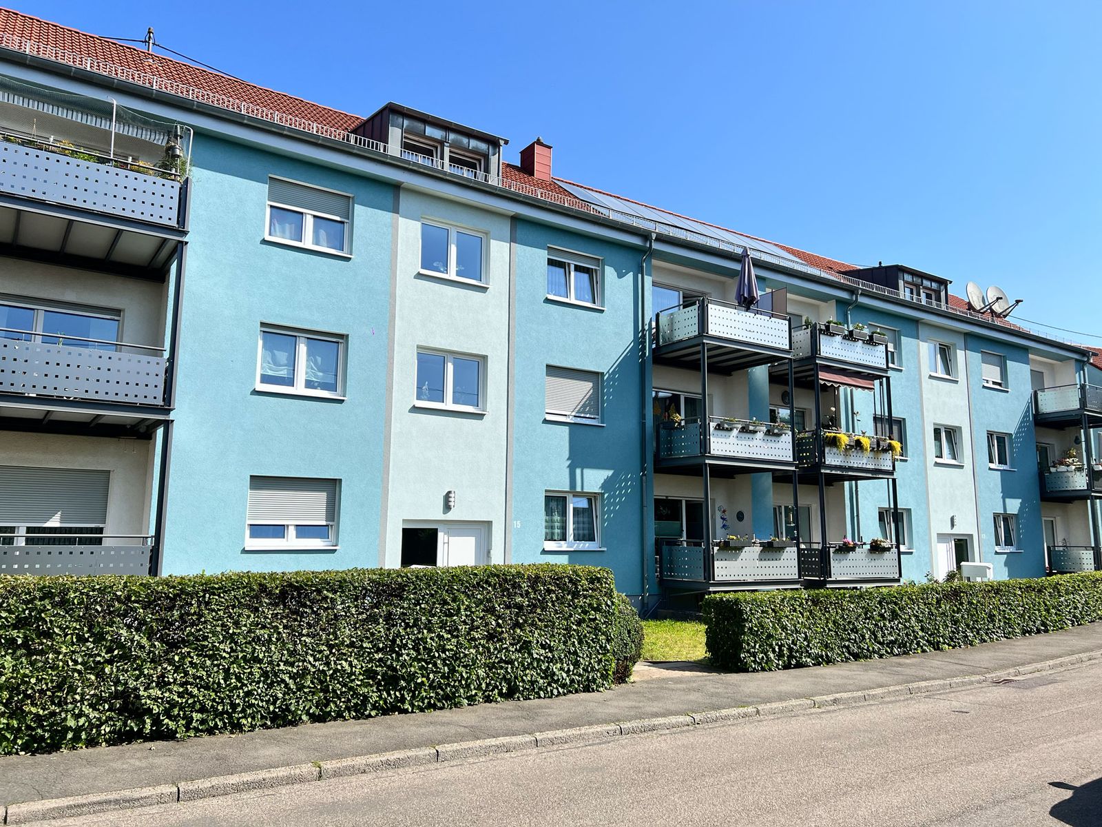 Mehrfamilienhaus mit Balkonen